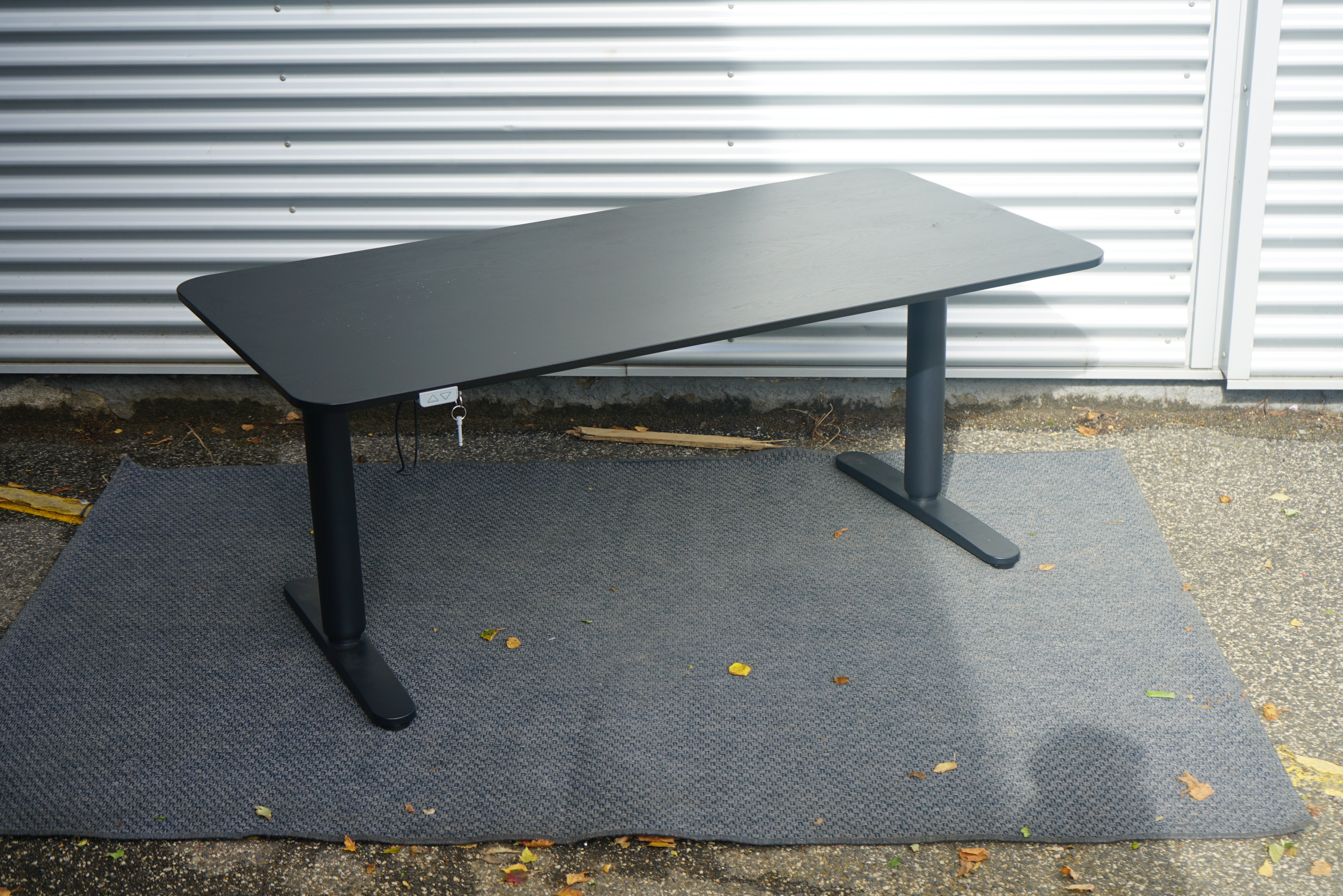 Sort IKEA Bekant hæve-sænkebord – justerbart skrivebord til kontor 160x80 cm